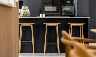 Majestuosa villa de una planta en venta con diseño relajante y balinés, situada a poca distancia de Puerto Banús, Marbella 52956 