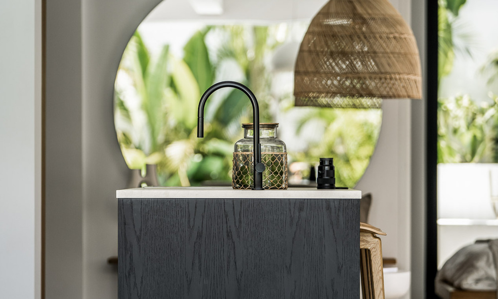 Majestuosa villa de una planta en venta con diseño relajante y balinés, situada a poca distancia de Puerto Banús, Marbella 52958