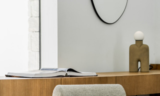 Majestuosa villa de una planta en venta con diseño relajante y balinés, situada a poca distancia de Puerto Banús, Marbella 52959 