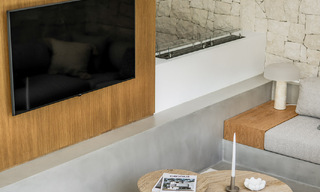 Majestuosa villa de una planta en venta con diseño relajante y balinés, situada a poca distancia de Puerto Banús, Marbella 52961 