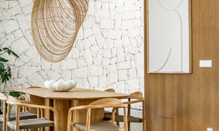 Majestuosa villa de una planta en venta con diseño relajante y balinés, situada a poca distancia de Puerto Banús, Marbella 52962 