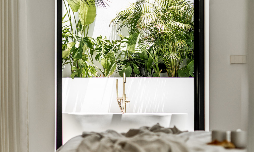 Majestuosa villa de una planta en venta con diseño relajante y balinés, situada a poca distancia de Puerto Banús, Marbella 52963