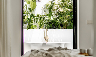 Majestuosa villa de una planta en venta con diseño relajante y balinés, situada a poca distancia de Puerto Banús, Marbella 52963 