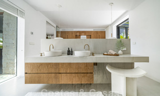 Majestuosa villa de una planta en venta con diseño relajante y balinés, situada a poca distancia de Puerto Banús, Marbella 52965 