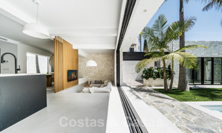 Majestuosa villa de una planta en venta con diseño relajante y balinés, situada a poca distancia de Puerto Banús, Marbella 52970 