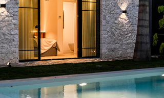 Majestuosa villa de una planta en venta con diseño relajante y balinés, situada a poca distancia de Puerto Banús, Marbella 52971 