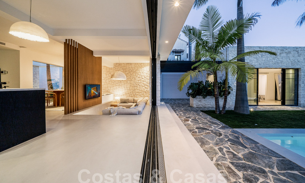 Majestuosa villa de una planta en venta con diseño relajante y balinés, situada a poca distancia de Puerto Banús, Marbella 52972