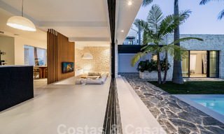 Majestuosa villa de una planta en venta con diseño relajante y balinés, situada a poca distancia de Puerto Banús, Marbella 52972 