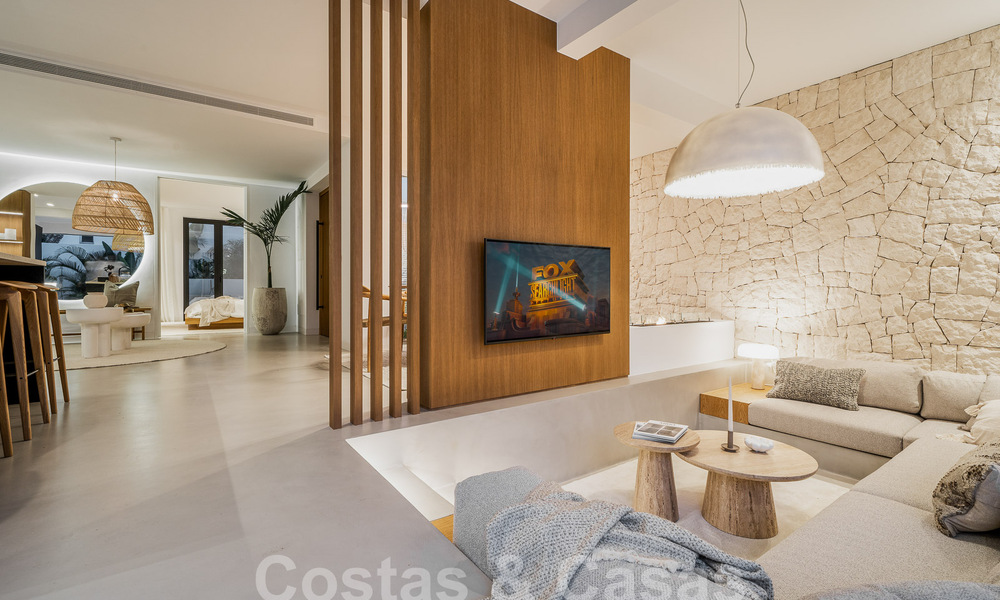 Majestuosa villa de una planta en venta con diseño relajante y balinés, situada a poca distancia de Puerto Banús, Marbella 52973