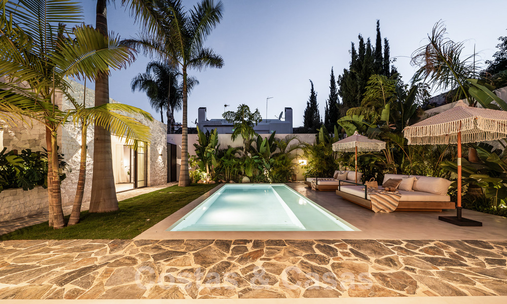 Majestuosa villa de una planta en venta con diseño relajante y balinés, situada a poca distancia de Puerto Banús, Marbella 52974