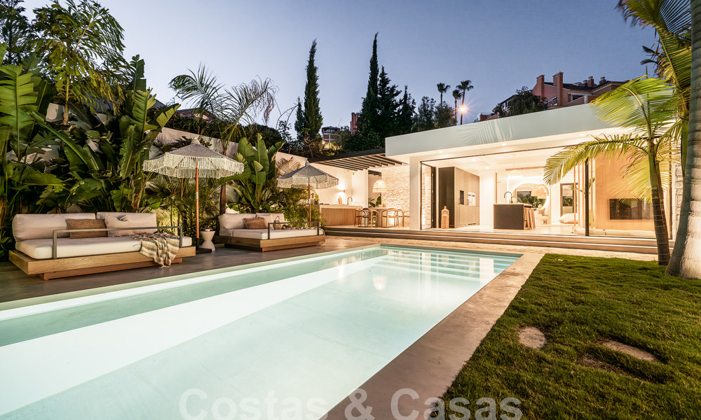Majestuosa villa de una planta en venta con diseño relajante y balinés, situada a poca distancia de Puerto Banús, Marbella 52975
