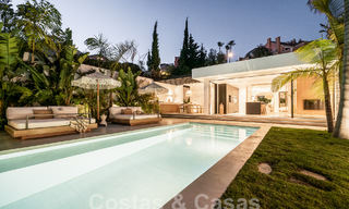 Majestuosa villa de una planta en venta con diseño relajante y balinés, situada a poca distancia de Puerto Banús, Marbella 52975 