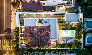 Majestuosa villa de una planta en venta con diseño relajante y balinés, situada a poca distancia de Puerto Banús, Marbella 52976 