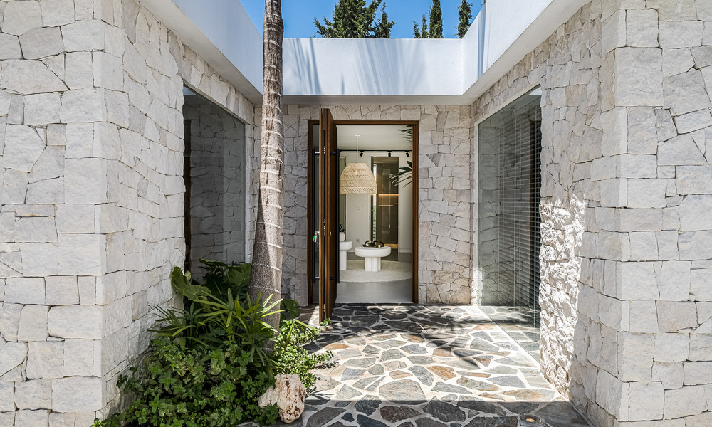 Majestuosa villa de una planta en venta con diseño relajante y balinés, situada a poca distancia de Puerto Banús, Marbella 52977