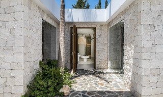 Majestuosa villa de una planta en venta con diseño relajante y balinés, situada a poca distancia de Puerto Banús, Marbella 52977 