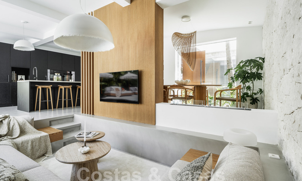 Majestuosa villa de una planta en venta con diseño relajante y balinés, situada a poca distancia de Puerto Banús, Marbella 52978