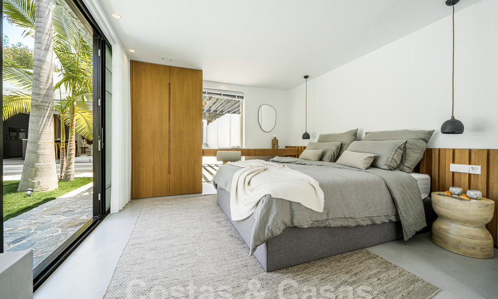 Majestuosa villa de una planta en venta con diseño relajante y balinés, situada a poca distancia de Puerto Banús, Marbella 52979
