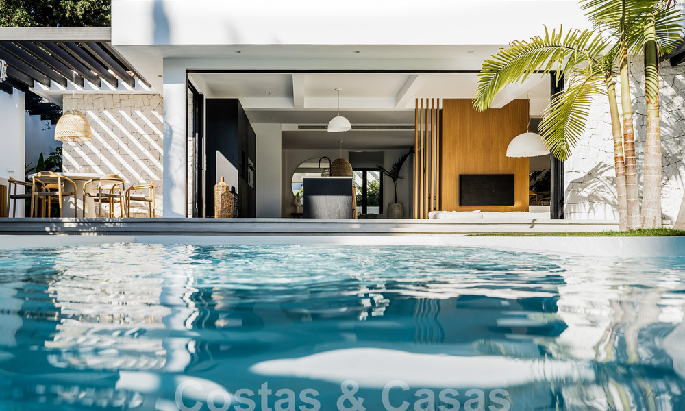Majestuosa villa de una planta en venta con diseño relajante y balinés, situada a poca distancia de Puerto Banús, Marbella 52980