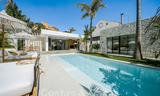 Majestuosa villa de una planta en venta con diseño relajante y balinés, situada a poca distancia de Puerto Banús, Marbella 52981 