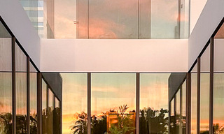 Lista para entrar a vivir, exclusiva villa adosada de alta gama en venta a poca distancia de Puerto Banús en Nueva Andalucía, Marbella 61004 