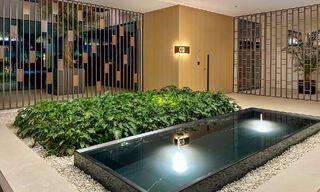 Lista para entrar a vivir, exclusiva villa adosada de alta gama en venta a poca distancia de Puerto Banús en Nueva Andalucía, Marbella 61005 