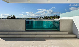 Lista para entrar a vivir, exclusiva villa adosada de alta gama en venta a poca distancia de Puerto Banús en Nueva Andalucía, Marbella 61006 