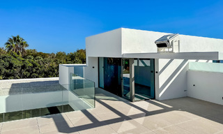 Nuevo e innovador proyecto en venta que consta 6 exclusivas villas con vistas al mar, a poca distancia de Puerto Banus en Nueva Andalucía, Marbella 61007 