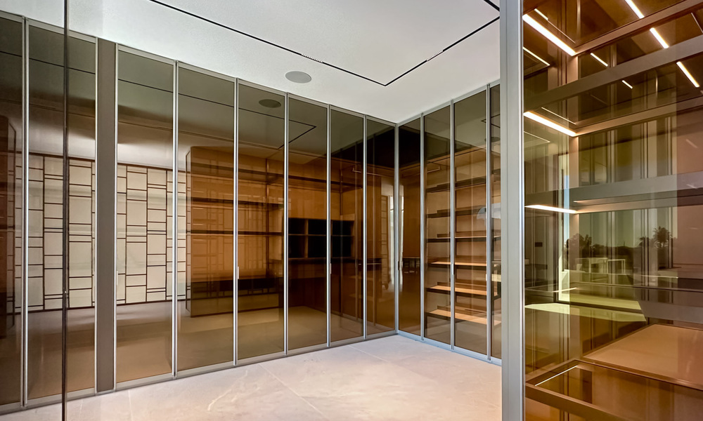 Lista para entrar a vivir, exclusiva villa adosada de alta gama en venta a poca distancia de Puerto Banús en Nueva Andalucía, Marbella 61010