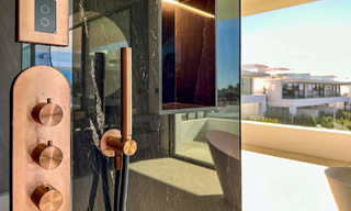 Lista para entrar a vivir, exclusiva villa adosada de alta gama en venta a poca distancia de Puerto Banús en Nueva Andalucía, Marbella 61013 