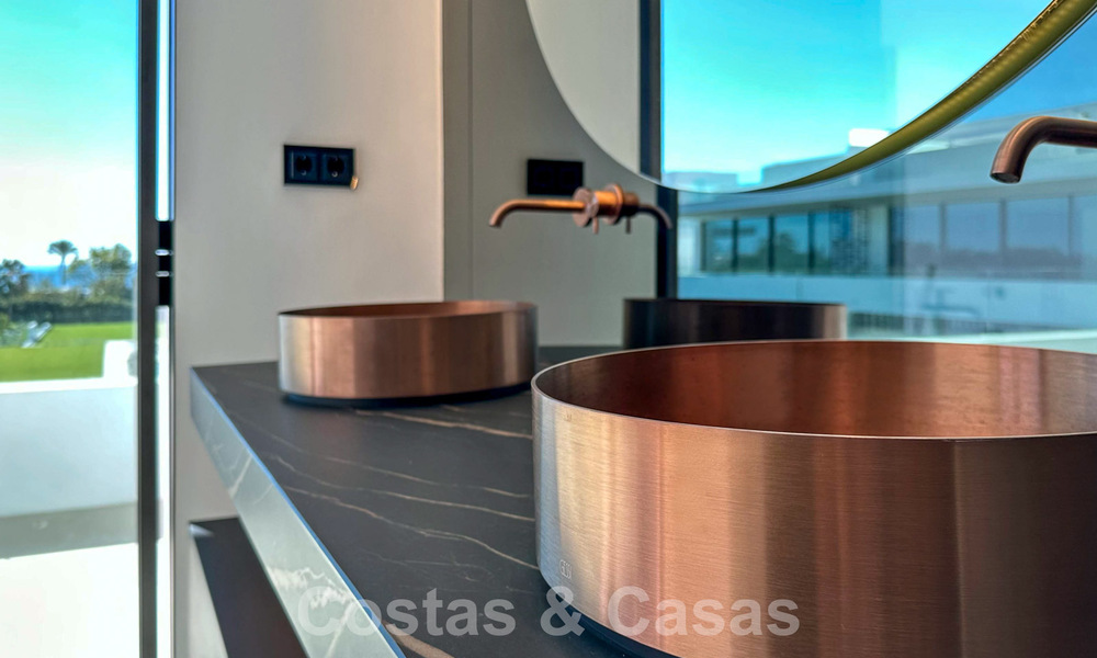 Lista para entrar a vivir, exclusiva villa adosada de alta gama en venta a poca distancia de Puerto Banús en Nueva Andalucía, Marbella 61014