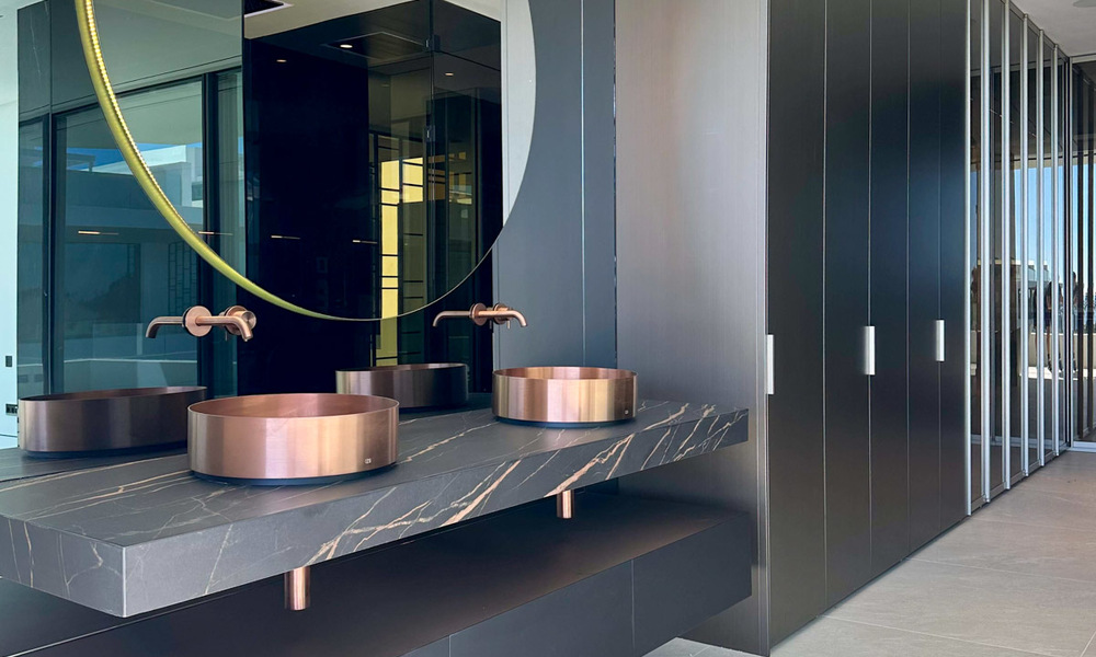 Lista para entrar a vivir, exclusiva villa adosada de alta gama en venta a poca distancia de Puerto Banús en Nueva Andalucía, Marbella 61016