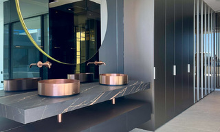 Lista para entrar a vivir, exclusiva villa adosada de alta gama en venta a poca distancia de Puerto Banús en Nueva Andalucía, Marbella 61016 