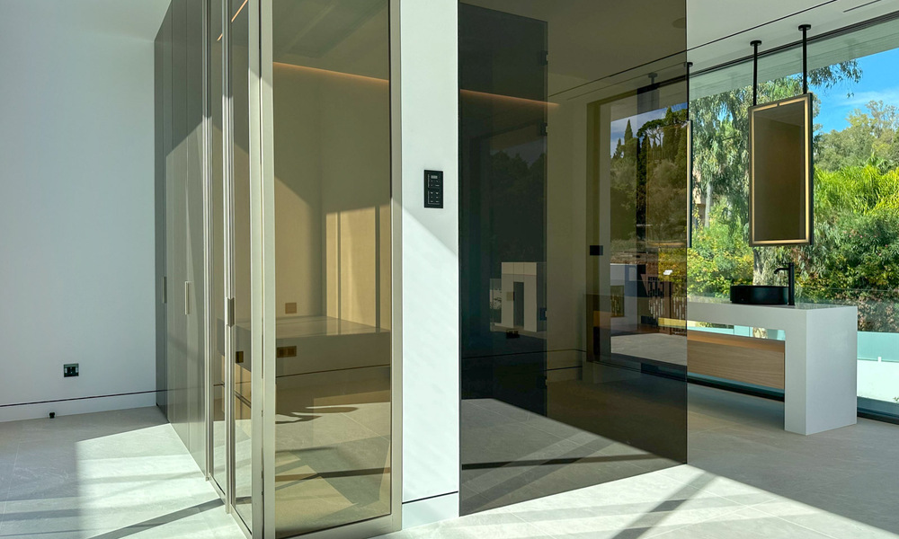 Lista para entrar a vivir, exclusiva villa adosada de alta gama en venta a poca distancia de Puerto Banús en Nueva Andalucía, Marbella 61017