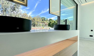 Lista para entrar a vivir, exclusiva villa adosada de alta gama en venta a poca distancia de Puerto Banús en Nueva Andalucía, Marbella 61019 