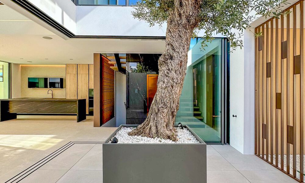 Lista para entrar a vivir, exclusiva villa adosada de alta gama en venta a poca distancia de Puerto Banús en Nueva Andalucía, Marbella 61021