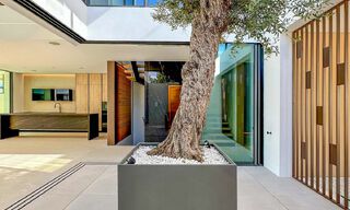 Lista para entrar a vivir, exclusiva villa adosada de alta gama en venta a poca distancia de Puerto Banús en Nueva Andalucía, Marbella 61021 