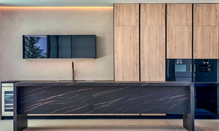 Lista para entrar a vivir, exclusiva villa adosada de alta gama en venta a poca distancia de Puerto Banús en Nueva Andalucía, Marbella 61022 