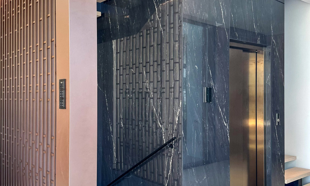 Lista para entrar a vivir, exclusiva villa adosada de alta gama en venta a poca distancia de Puerto Banús en Nueva Andalucía, Marbella 61023