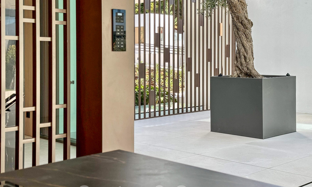 Lista para entrar a vivir, exclusiva villa adosada de alta gama en venta a poca distancia de Puerto Banús en Nueva Andalucía, Marbella 61029