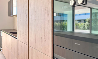 Lista para entrar a vivir, exclusiva villa adosada de alta gama en venta a poca distancia de Puerto Banús en Nueva Andalucía, Marbella 61030 