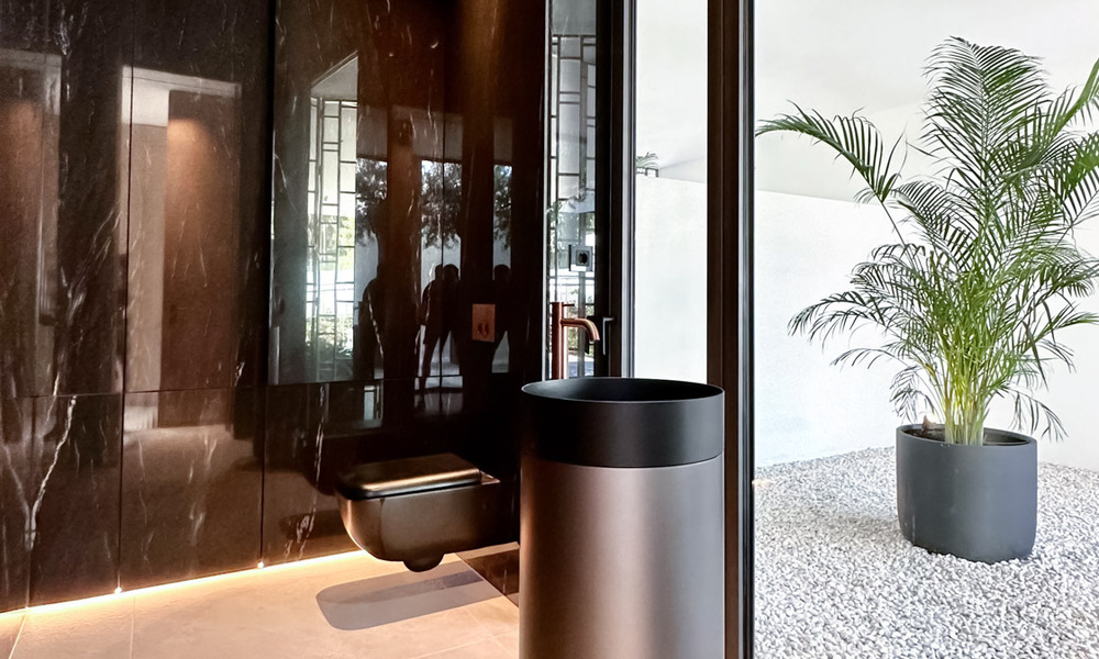 Lista para entrar a vivir, exclusiva villa adosada de alta gama en venta a poca distancia de Puerto Banús en Nueva Andalucía, Marbella 61031