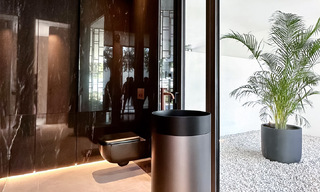 Lista para entrar a vivir, exclusiva villa adosada de alta gama en venta a poca distancia de Puerto Banús en Nueva Andalucía, Marbella 61031 