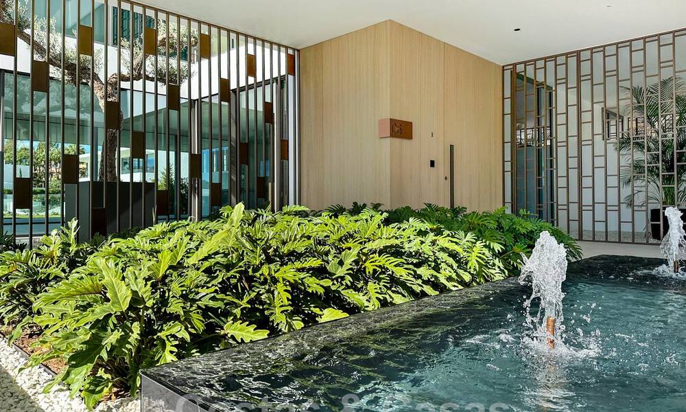 Lista para entrar a vivir, exclusiva villa adosada de alta gama en venta a poca distancia de Puerto Banús en Nueva Andalucía, Marbella 61033