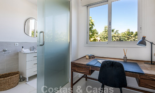 Villa mediterránea independiente en venta a poca distancia de los servicios con vistas al valle del golf y al paisaje de la montaña en Nueva Andalucía, Marbella 47542 