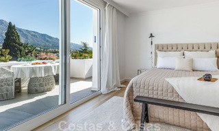 Villa mediterránea independiente en venta a poca distancia de los servicios con vistas al valle del golf y al paisaje de la montaña en Nueva Andalucía, Marbella 47543 