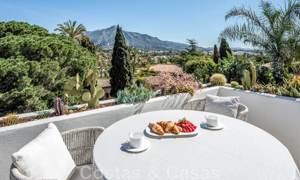 Villa mediterránea independiente en venta a poca distancia de los servicios con vistas al valle del golf y al paisaje de la montaña en Nueva Andalucía, Marbella 47544