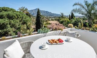 Villa mediterránea independiente en venta a poca distancia de los servicios con vistas al valle del golf y al paisaje de la montaña en Nueva Andalucía, Marbella 47544 