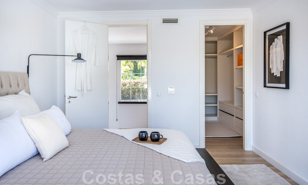 Villa mediterránea independiente en venta a poca distancia de los servicios con vistas al valle del golf y al paisaje de la montaña en Nueva Andalucía, Marbella 47545