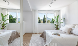 Villa mediterránea independiente en venta a poca distancia de los servicios con vistas al valle del golf y al paisaje de la montaña en Nueva Andalucía, Marbella 47546 