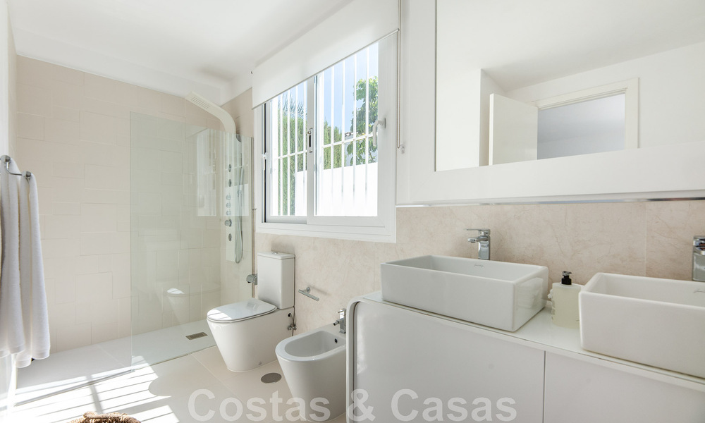 Villa mediterránea independiente en venta a poca distancia de los servicios con vistas al valle del golf y al paisaje de la montaña en Nueva Andalucía, Marbella 47548